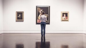 women in museum